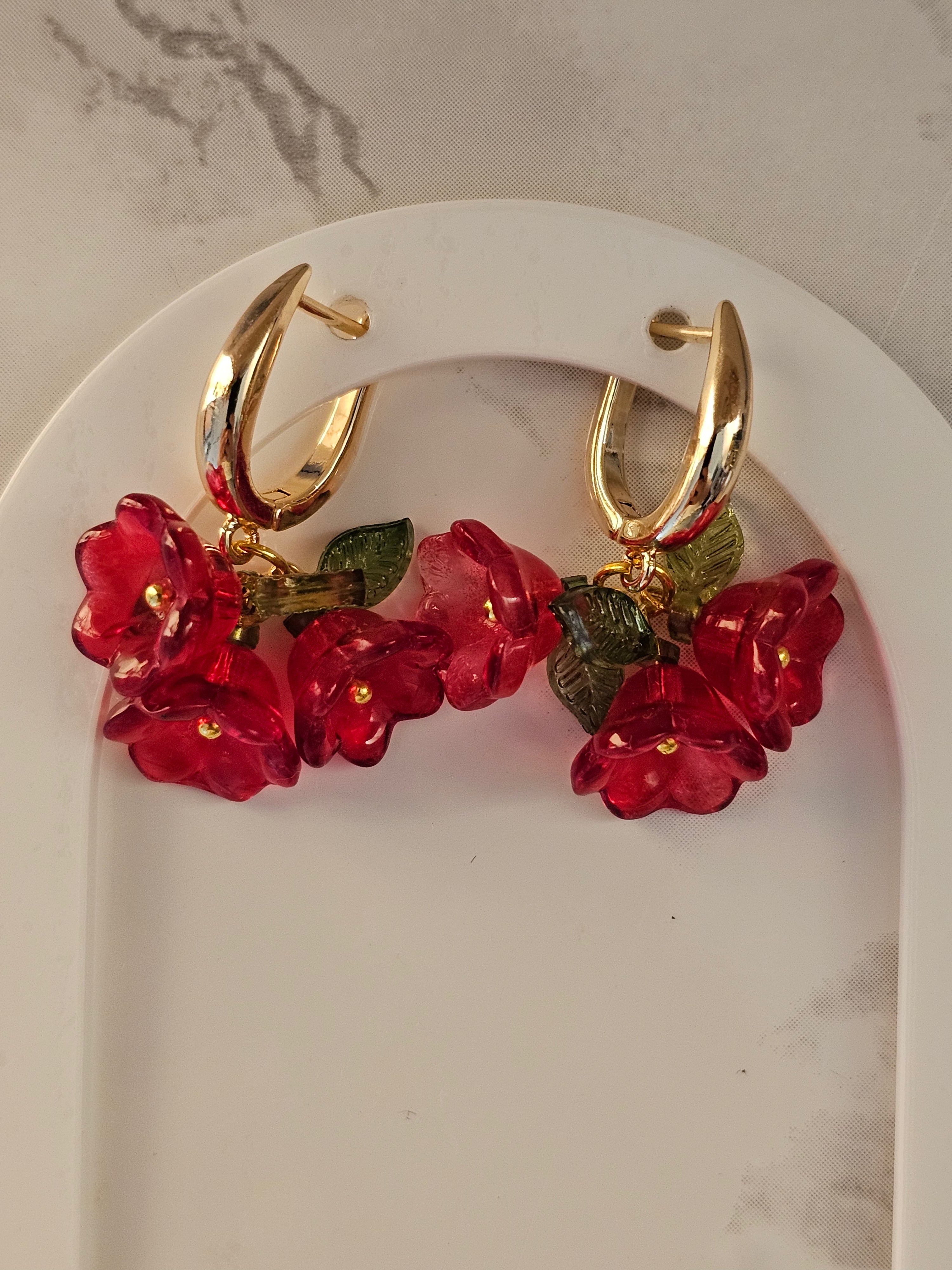 Romantiska röda glasblommor