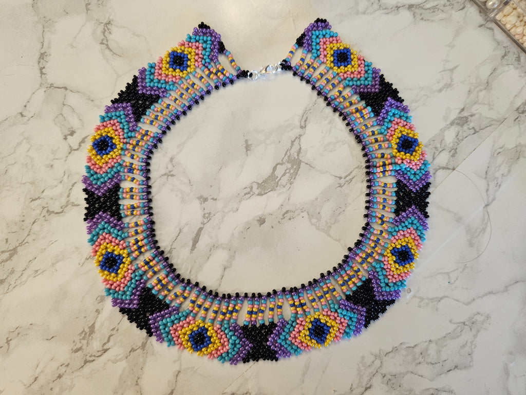 Halsband med preciosa pärlor