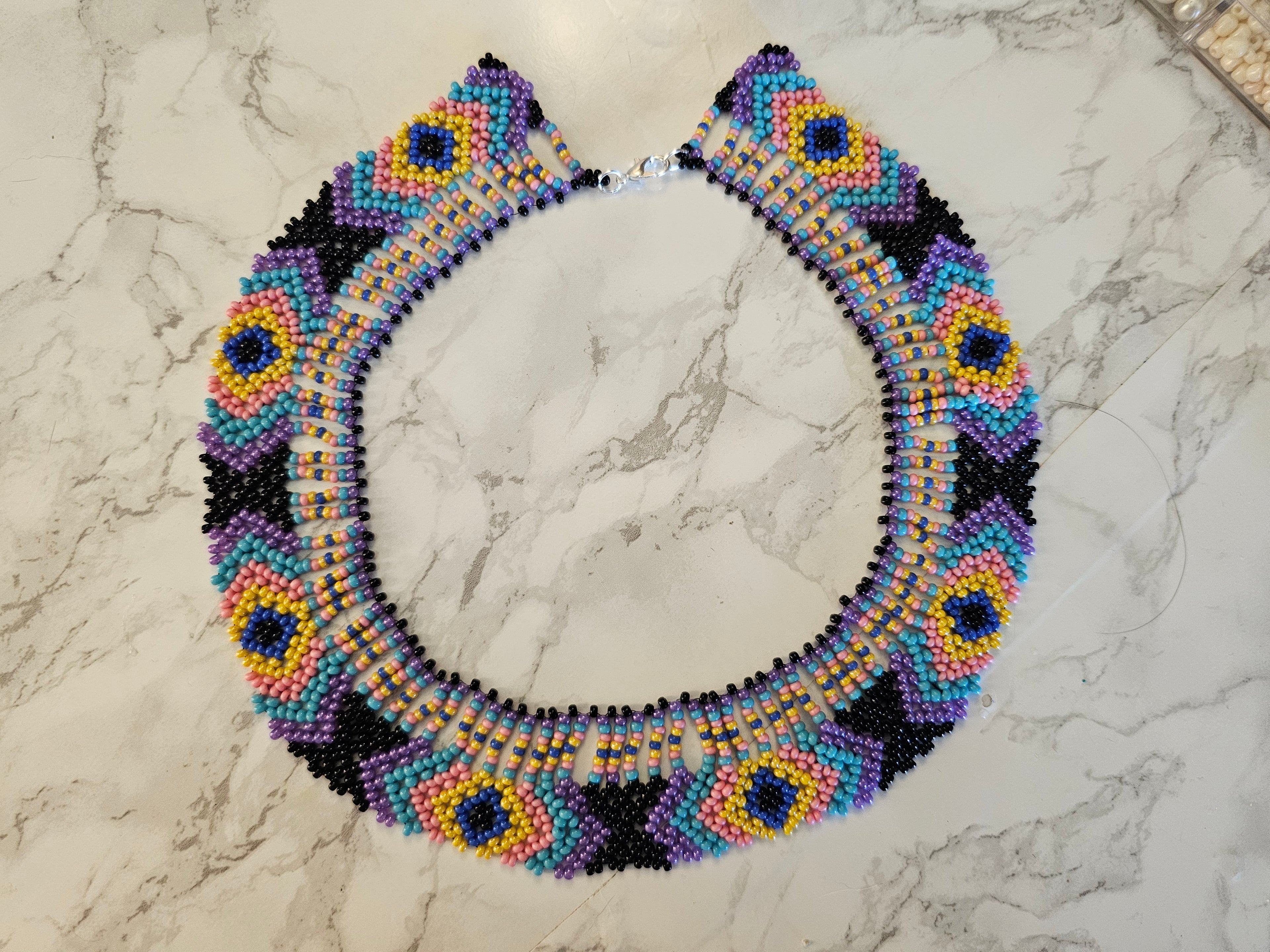 Halsband med preciosa pärlor
