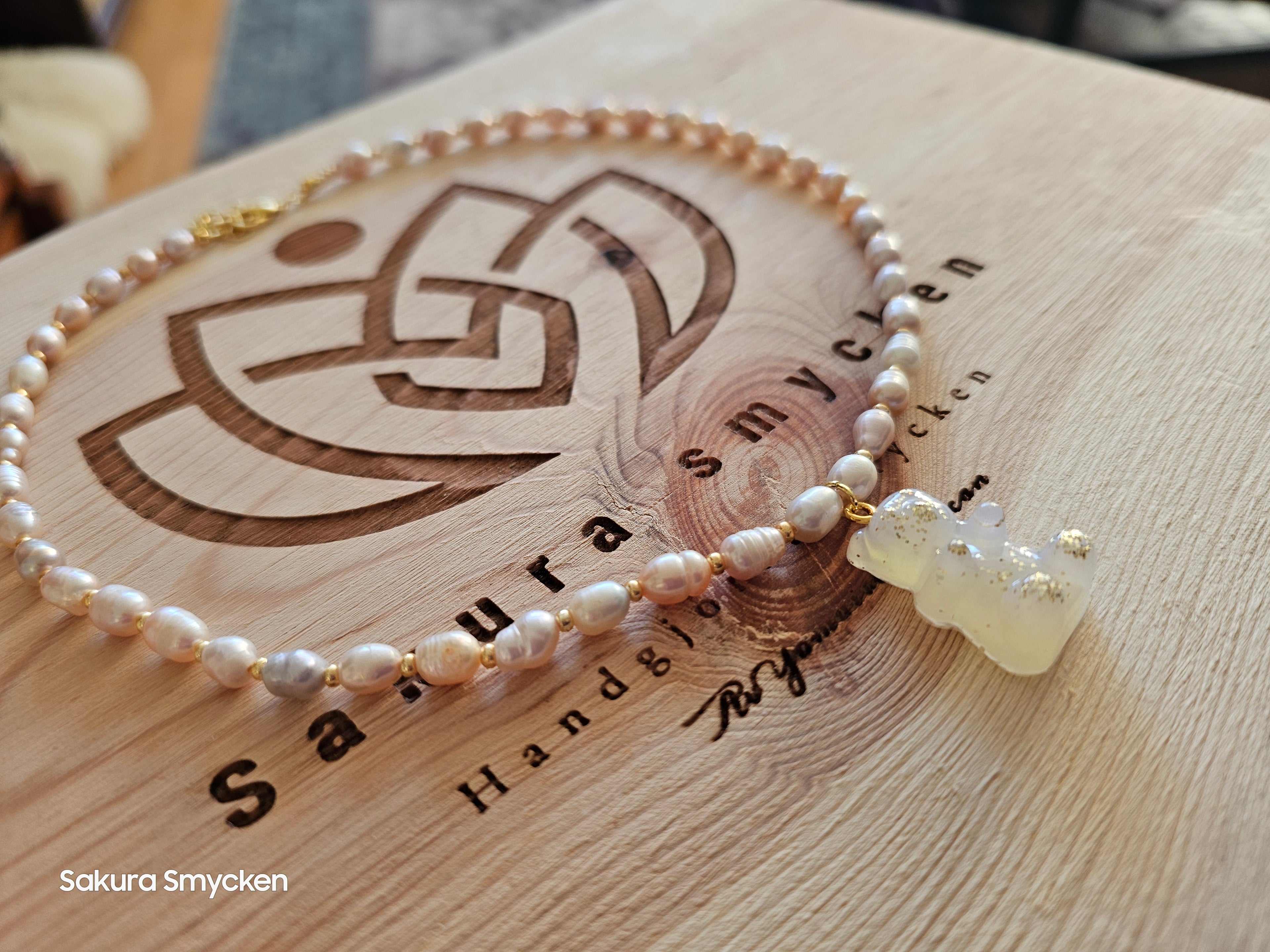 🌸 Handgjort halsband med sötvattenspärlor och nalle i epoxi