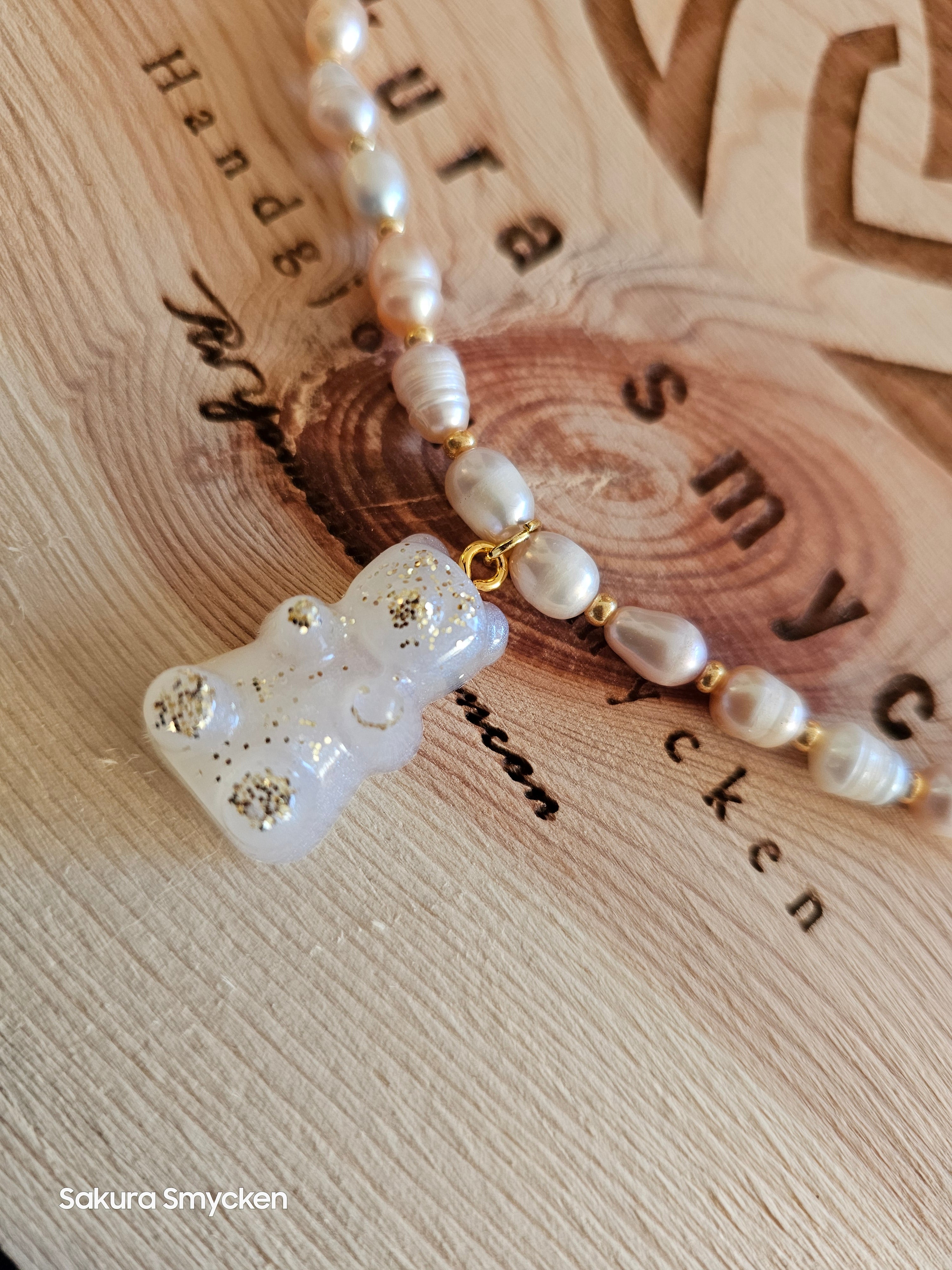 🌸 Handgjort halsband med sötvattenspärlor och nalle i epoxi