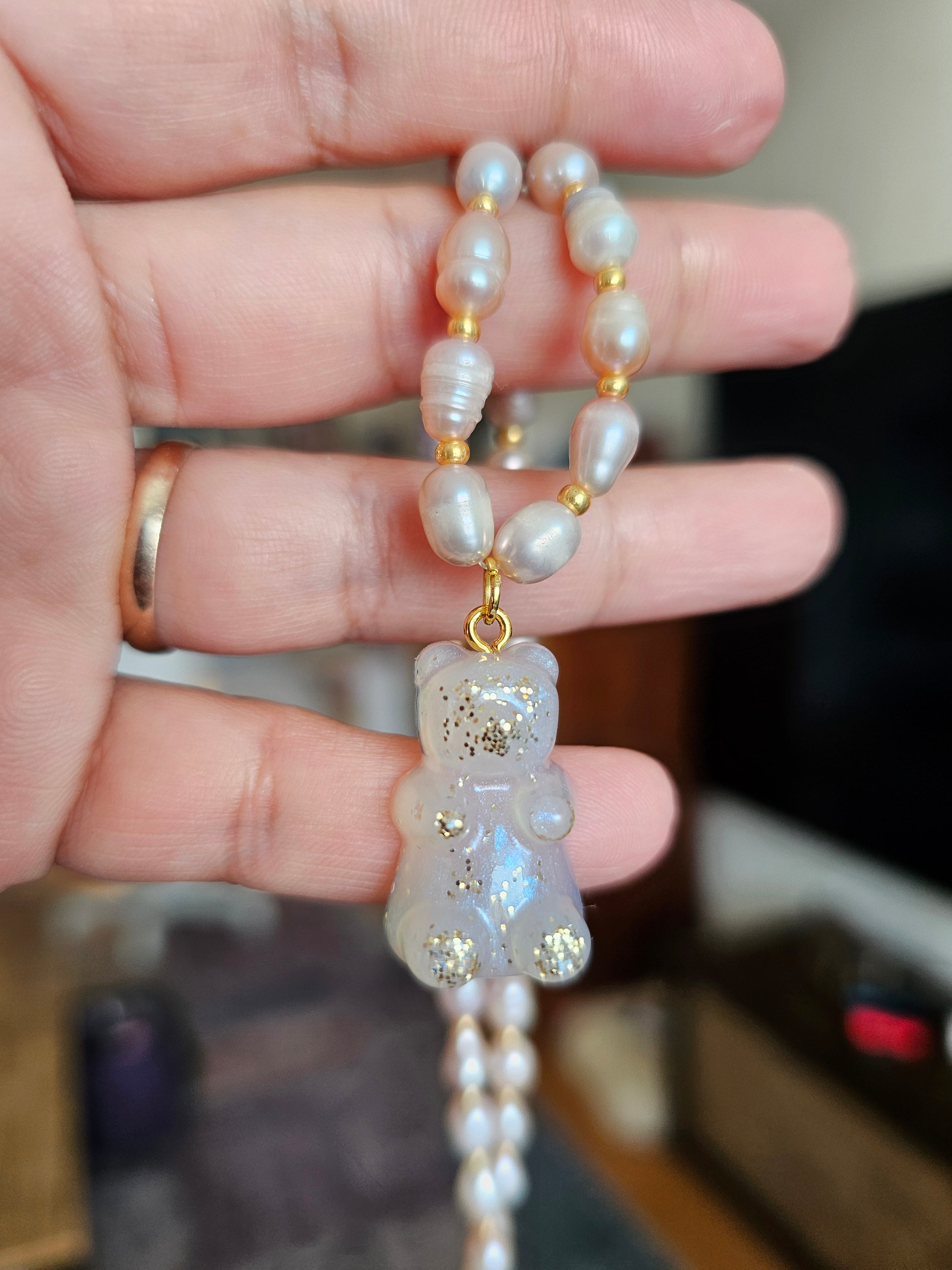 🌸 Handgjort halsband med sötvattenspärlor och nalle i epoxi