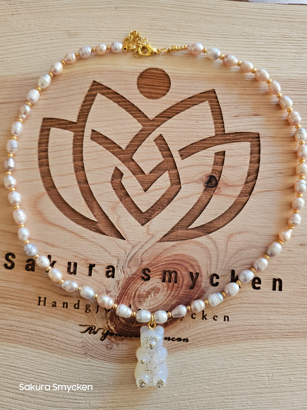 🌸 Handgjort halsband med sötvattenspärlor och nalle i epoxi