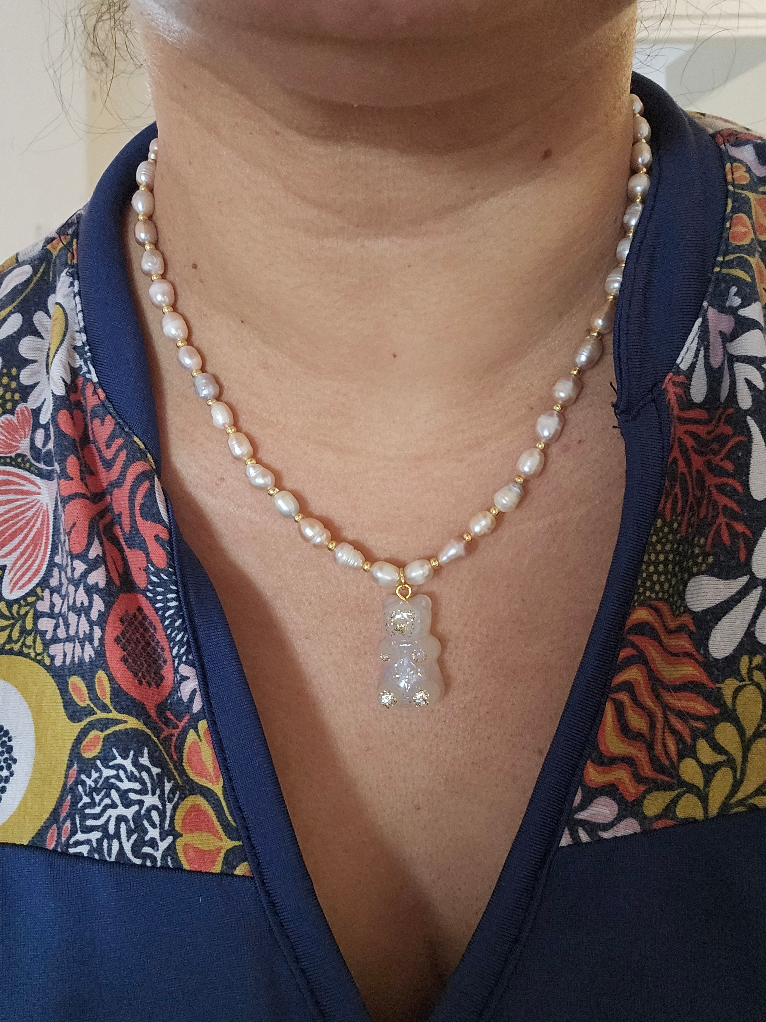 🌸 Handgjort halsband med sötvattenspärlor och nalle i epoxi